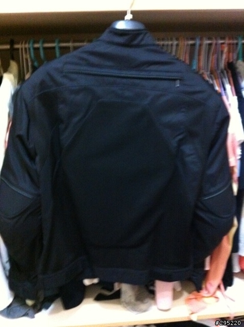 終於入手dainese AIR-FLUX  夏季防摔衣