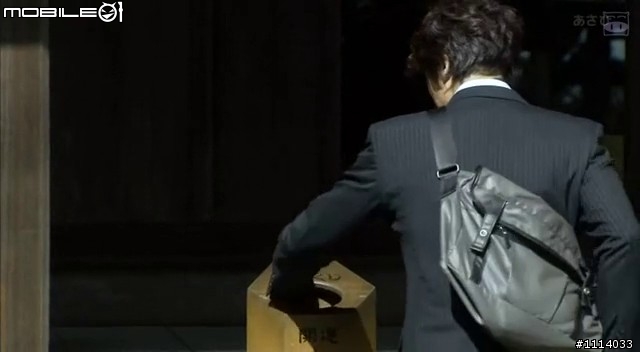 請問遺留搜查裡 男主角的側背包可以在哪裡買到?