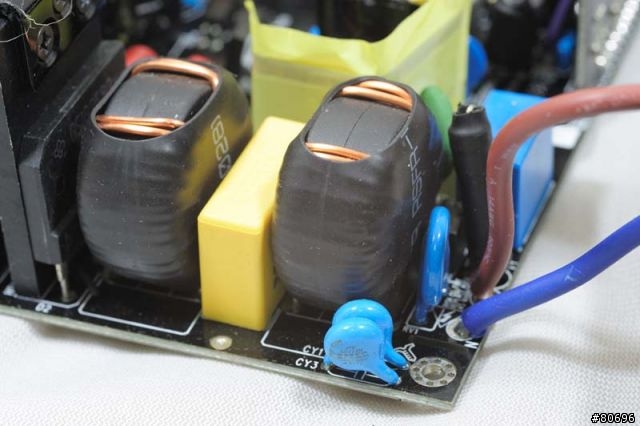 THORTECH THUNDERBOLT PLUS硬體監控800W電源供應器-介紹篇