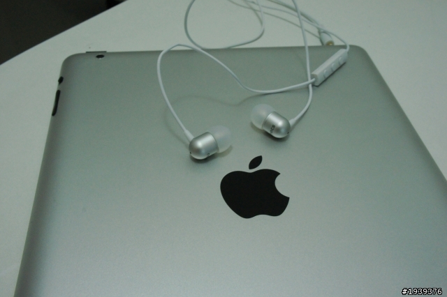 北歐瑞典nocs iPad 2, iPhone, iPod 專用鋁合金耳機開箱~~~