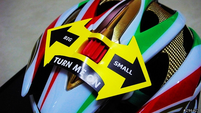 Lazer Helium Road Warriors helmet 90週年紀念版