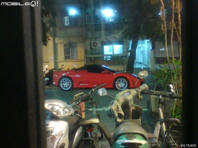 高雄之店外停了一部水鑽F430
