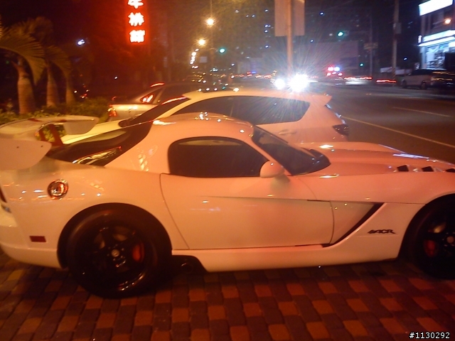 請問這是啥廠牌的車?(Dodge Viper)