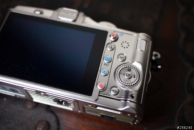 【西西分享】相機夠型才嚇趴---OLYMPUS PEN E-P3