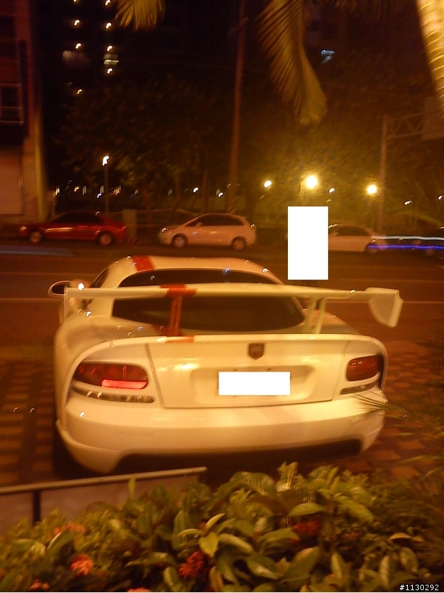 請問這是啥廠牌的車?(Dodge Viper)