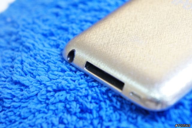 【分享】iPod touch 4 包膜-交叉髮絲