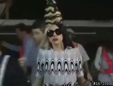 LADY GAGA下飛機了~~~!黑白郎君裝~~~~太神了!!