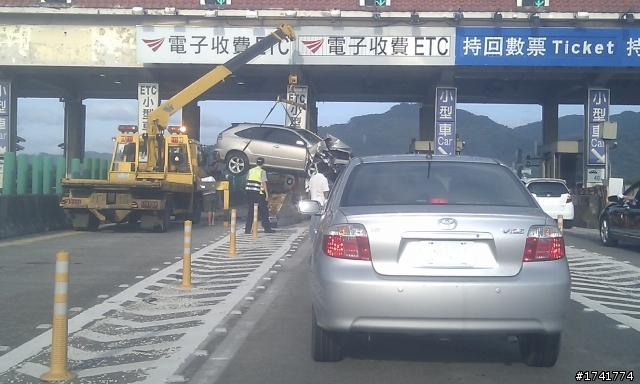 希望車主沒受傷
