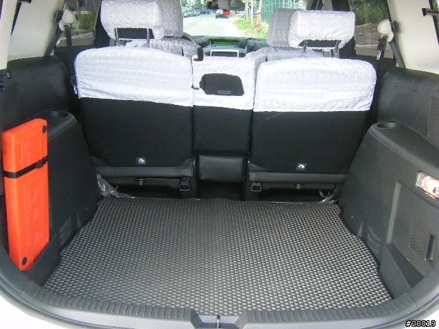 2011年 7月 I-MAX 白色5人座開箱(8/4加裝中央頭枕和8/5磁釉鍍膜)