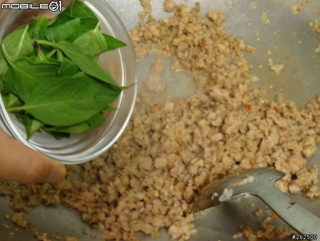 [chef料理廚房] 泰簡單~10min簡單完成。打拋肉。