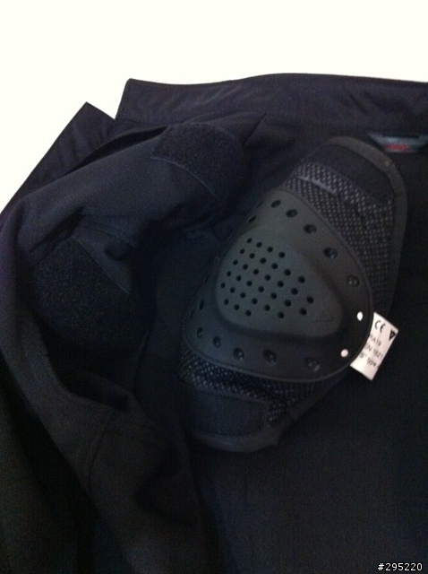 終於入手dainese AIR-FLUX  夏季防摔衣