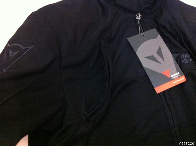 終於入手dainese AIR-FLUX  夏季防摔衣