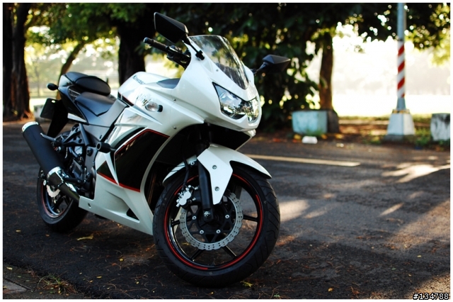 [開箱]走進高雄城市的白色小忍者Ninja250R!圖多!