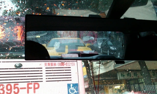今天在吳興街遇到的大黃蜂.....
