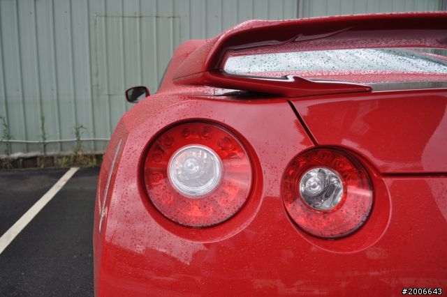 分享一下雨天過後拍到的GTR(紅)