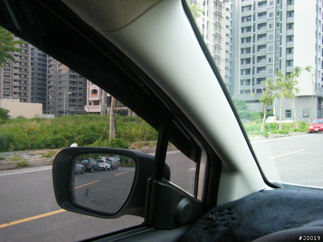 2011年 7月 I-MAX 白色5人座開箱(8/4加裝中央頭枕和8/5磁釉鍍膜)