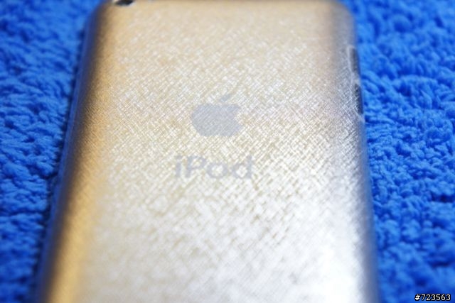 【分享】iPod touch 4 包膜-交叉髮絲
