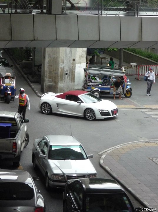曼谷街頭巧遇R8 V10 Spyder & TTS
