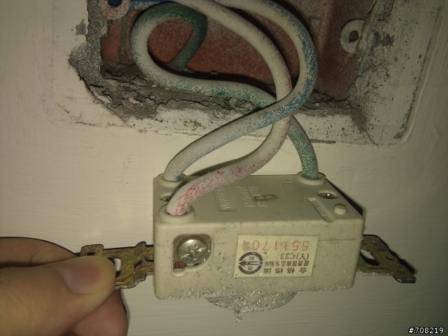 請問 如何安全更換220V 的萬用插座?