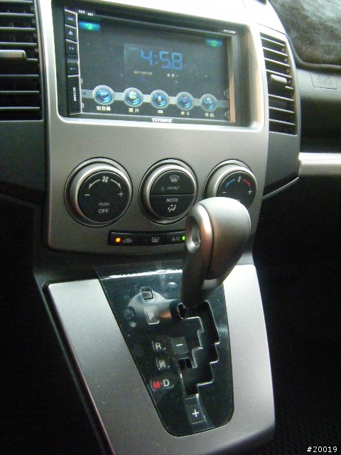 2011年 7月 I-MAX 白色5人座開箱(8/4加裝中央頭枕和8/5磁釉鍍膜)