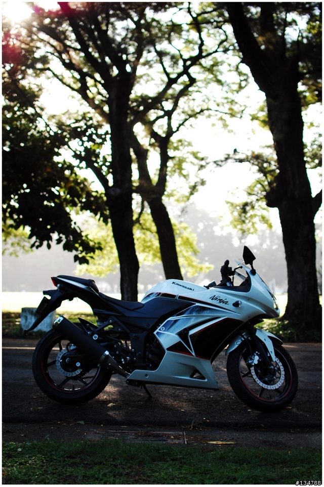 [開箱]走進高雄城市的白色小忍者Ninja250R!圖多!