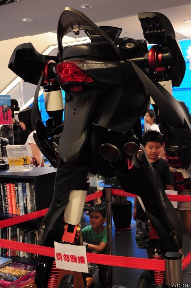 SYM Fighter 150 也可以變形...