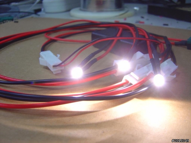 自製各速克達皆可用之自動LED車廂燈