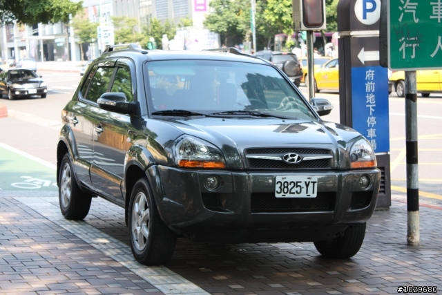 沒水準的人，把車停到人行道上