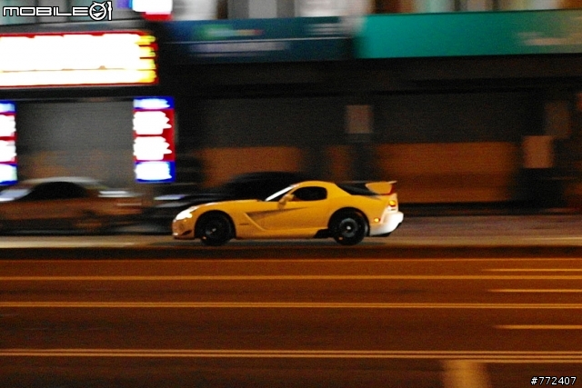 洗車洗一洗碰到大"毒蛇"