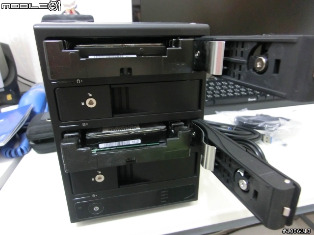 WD 迅猛龍 + CyberSLIM S84-U3S RAID 0