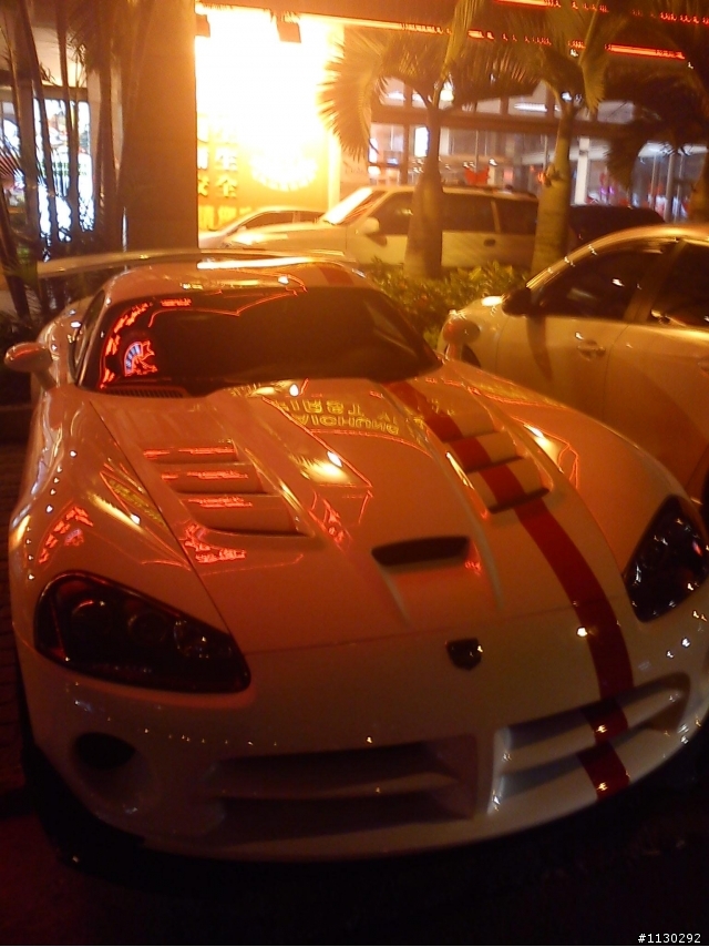 請問這是啥廠牌的車?(Dodge Viper)