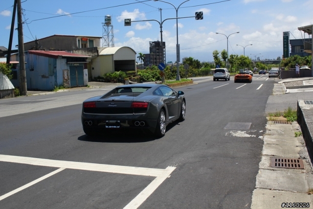 難得看到10多台的Lamborghini...就停在我前面