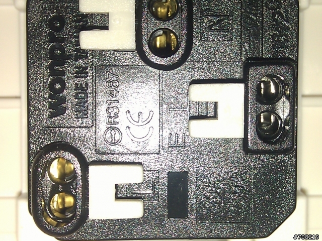 請問 如何安全更換220V 的萬用插座?