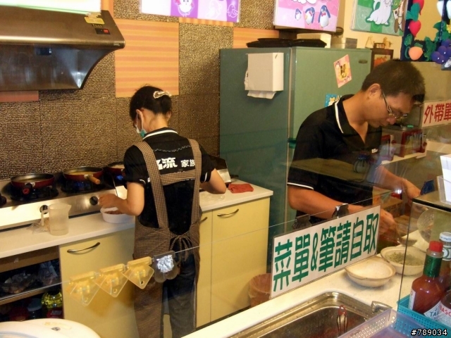 不朽傳奇 全世界唯一隱藏式大燈水冷速克達 名流傳奇 東森新聞今天專訪播出了