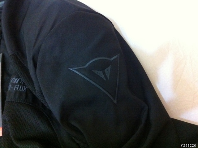終於入手dainese AIR-FLUX  夏季防摔衣