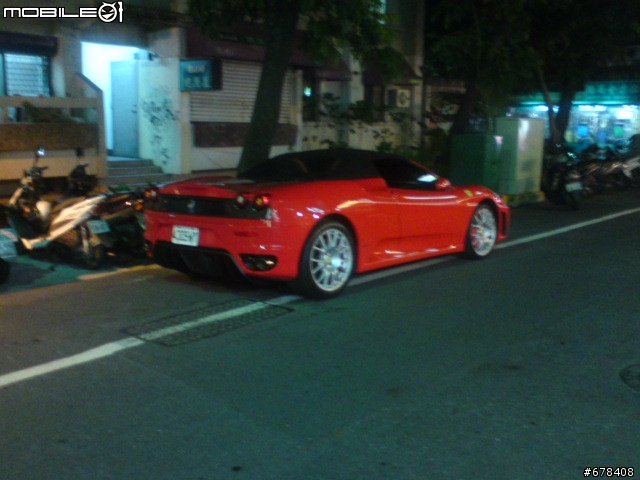 高雄之店外停了一部水鑽F430