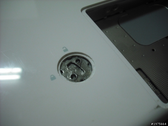 macbook 背板電池扣壞了