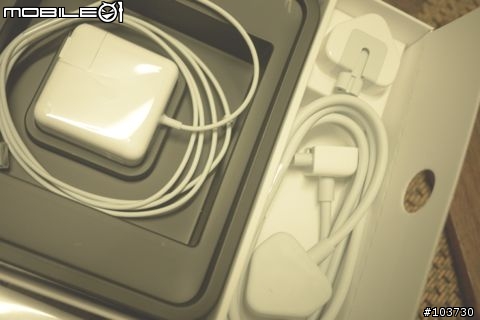 [不專業開箱] Ｍacbook Air 2011 11" 港版快速開箱...