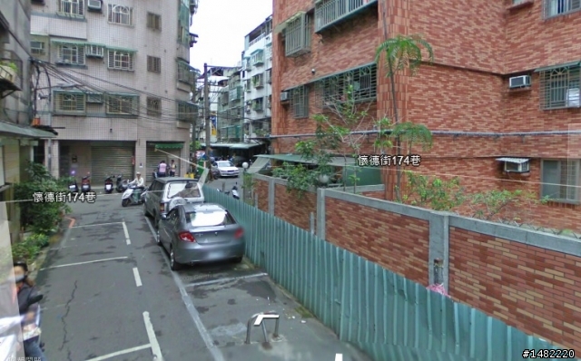 請問道路利用鐵皮隔開，這樣是否合宜??