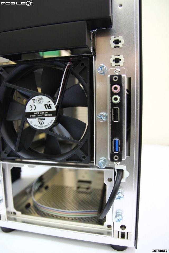 [平民開箱] 全鋁機殼 LIAN LI 聯力 最新小機殼大空間 PC-A05FN (USB3.0) 火熱裝機