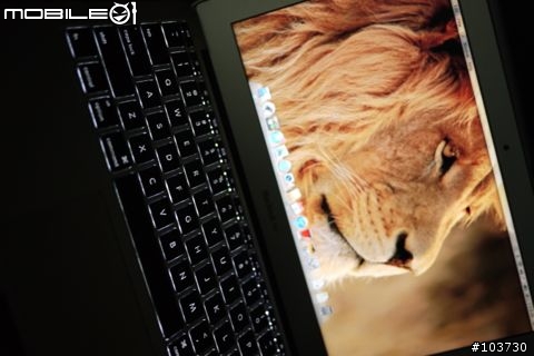 [不專業開箱] Ｍacbook Air 2011 11" 港版快速開箱...