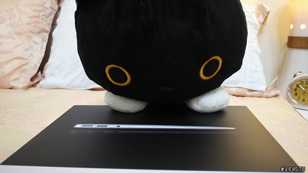 [開箱] 台灣版2011 年11' MAC book AIR 攻頂版開箱
