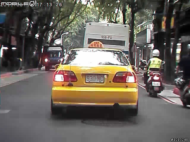 原來是警伯漠視小黃違規呀