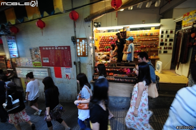 開著Luxgen SUV就是沒本事輕鬆彎進九份老街中