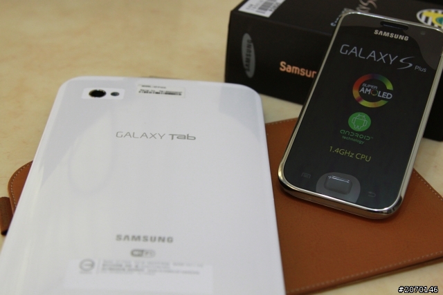 Samsung i9001 極速機 開箱文 (白色款! )  .  .   .   (一定要看到最後唷, 有 脫光光 火辣model ...)