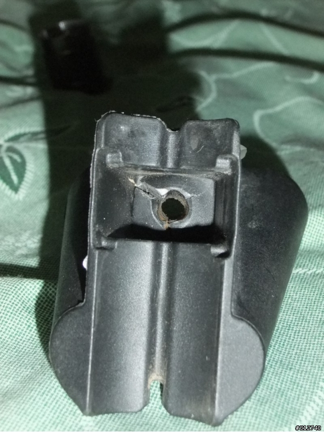 請問大家的 TOPEAK 蛋蛋包 固定座會這樣嗎？ 我的正常使用裂開了