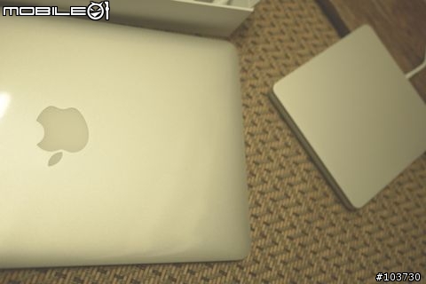 [不專業開箱] Ｍacbook Air 2011 11" 港版快速開箱...