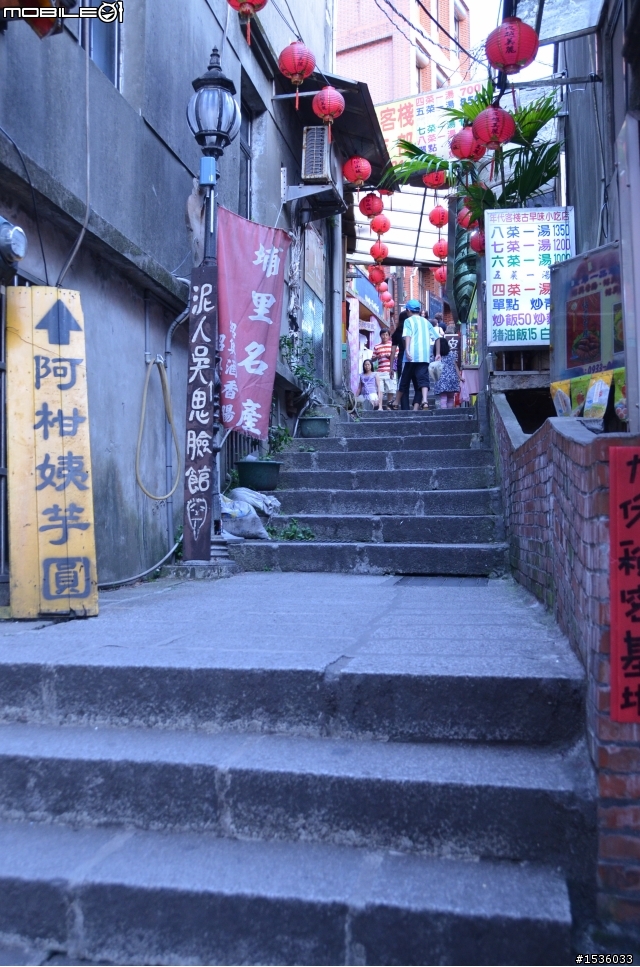開著Luxgen SUV就是沒本事輕鬆彎進九份老街中