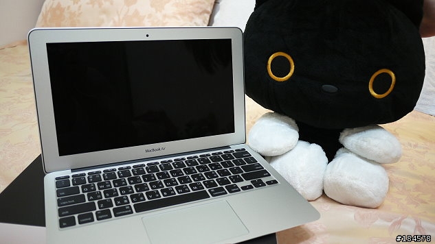 [開箱] 台灣版2011 年11' MAC book AIR 攻頂版開箱
