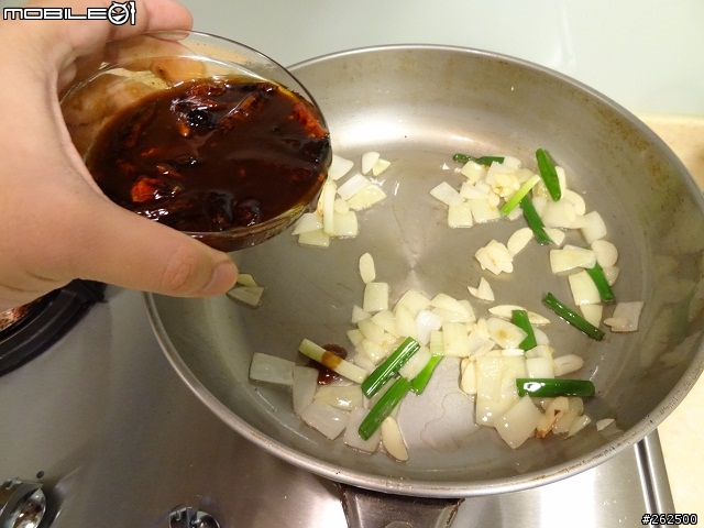 [chef料理廚房]"歪"國人覺得很怪的美味大變身。宮保皮蛋。(非黑暗料理)